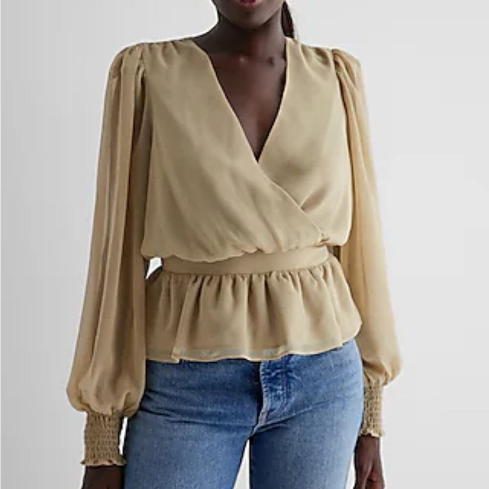 NWT V neck  smocked neck peplum Blouse
